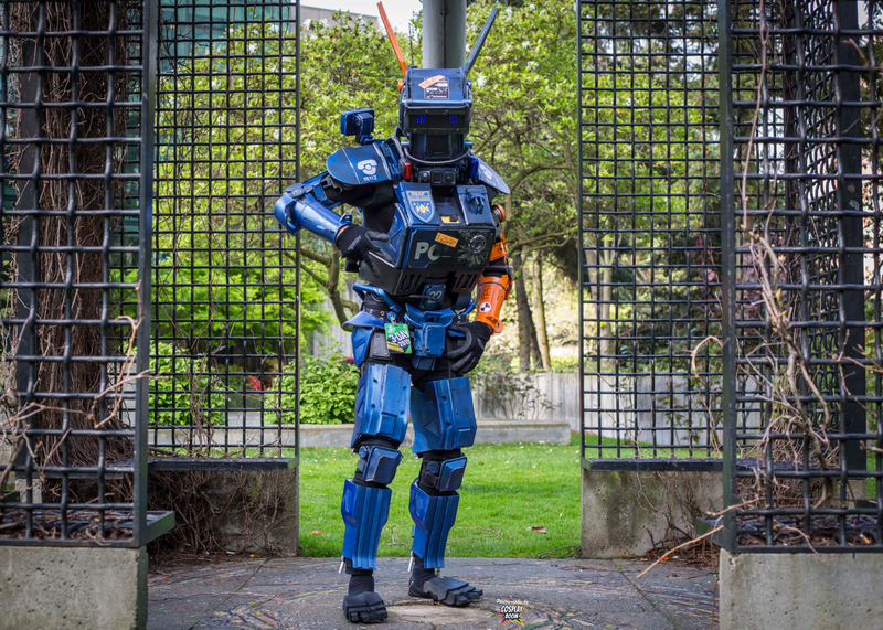 Illustration for article titled Iron Man's Best Friend Ultron, Chappie Cosplay and a Whole Lot of Halo